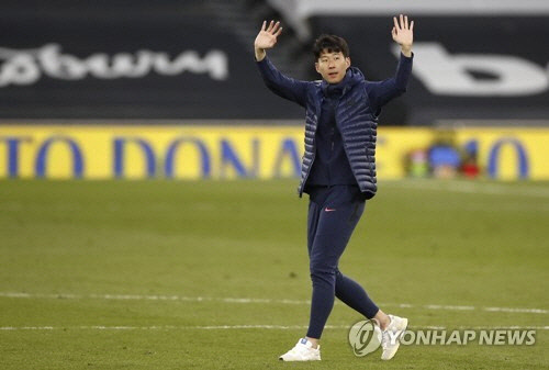 홈팬들에게 손을 흔드는 토트넘의 손흥민. [EPA=연합뉴스]